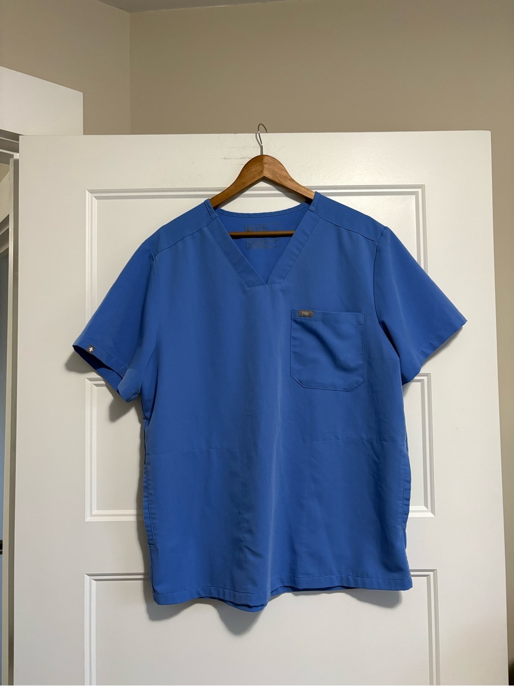 FIGS Men's Chisec Scrub Top L